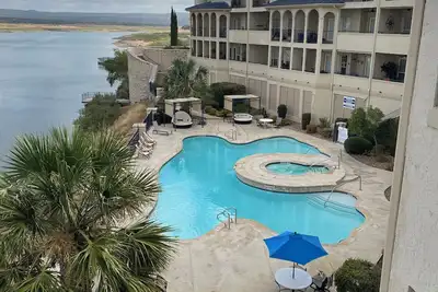 Image de Condo avec vue sur le lac et la piscine Rockstar