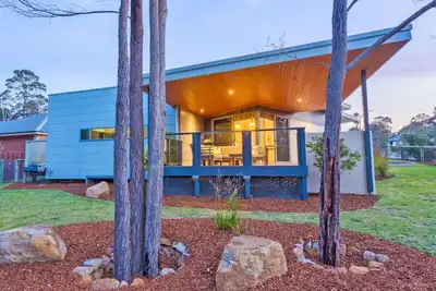 Image de Banyandah - luxury 4 bdrm rammed earth riverside retreat