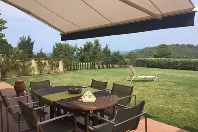 Image de La villa d'été Hill est entourée d'une forêt de pins. Accès à la plage privée