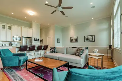 Image de Condo de luxe 3 chambres / 2 salles de bains Andersonville