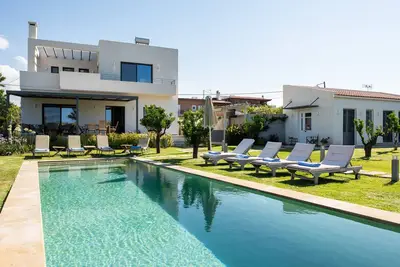 Image de Mousiki, elegant villa with pool, terrace, and garden. 450 m from the beach