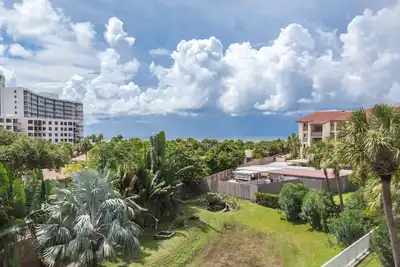Image de Condo meublé avec goût et entièrement équipé à Siesta Dunes, 1-306