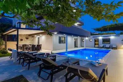 Image de Villa de luxe Lucas avec piscine chauffée, bain à remous, sauna, 14 personnes