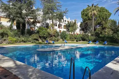 Image de Penthouse avec terrasse spectaculaire Ă Nueva AndalucĂa, entre les terrains de golf.