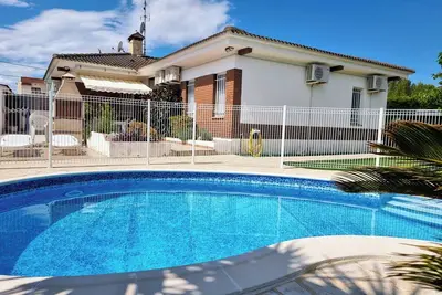 Image de Maison confortable pour 8 personnes avec piscine privée et wifi.