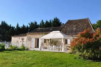 Image de Maison de caractère avec piscine chauffée dans terrain de 1 ha