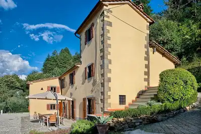 Image de Villa toscane tranquille convertie par un architecte