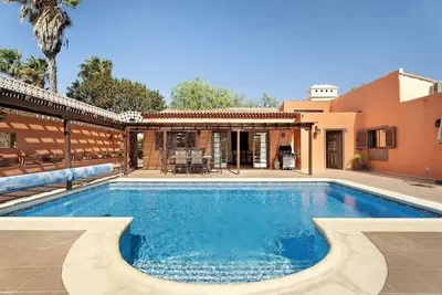 3 chambres et 2 salles de bain avec grande piscine chauffée