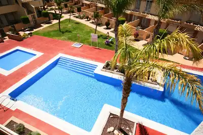 Image de Vue sur la piscine, situé au centre, à quelques pas de la plage, des bars et des restaurants