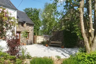 Image de Beau cottage de charme situé en Bretagne et un bain à remous chauffé en bois privé