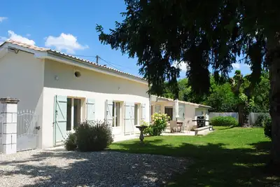 Image de Beau chalet avec piscine privée, à distance de marche des restaurants.