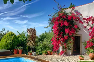 Image de Maison de campagne insérée dans le village avec vue fantastique sur la campagne.