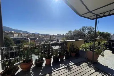 Image de terrasse panoramique sur le toit avec pergola: penthouse Genua Domus 010025-Lt-1478
