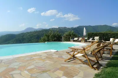 Image de Grange avec belle piscine à débordement et jardin, à pied du restaurant