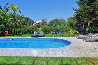 Image de Immense villa au coeur de Coral Bay Paphos, à 100m de la plage Grande piscine - 15 personnes