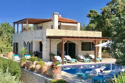 Image de Villa LaMori dans un endroit calme avec une piscine chauffable et un beau jardin