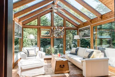 Image de Maison de vacances avec vue sur la mer et sauna, cheminée et jardin d'hiver situé directement sur la forêt