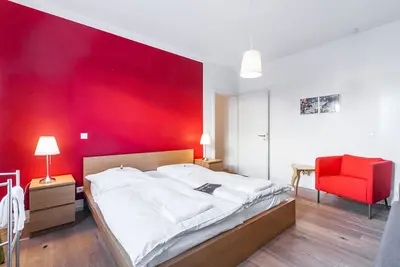 Image de 5 chambres, salon géant, Park Tempelhofer Feld, à 3 minutes du métro \/ S-Bahn, jusqu'à 14 personnes