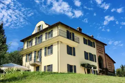 Maison de campagne villa sur sa propre colline avec une belle vue, piscine, WiFi