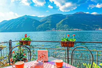 Image de Appartement de 2 chambres meublées avec goût en bord du lac avec piscine et plage privée