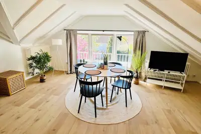 Image de Appartement mansardé confortable dans le voisinage immédiat