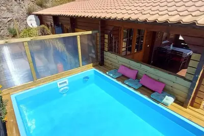 Image de Maisons en bois idylliques avec des vues à couper le souffle sur la mer.