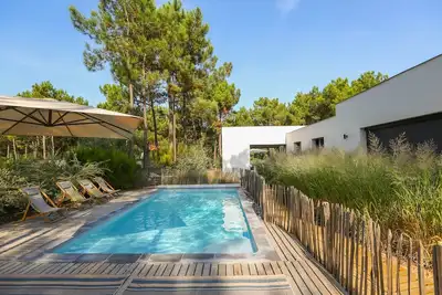 Image de Villa architecte, 7 chambres, 7 sdb, piscine chauffée, services, 300m de la mer