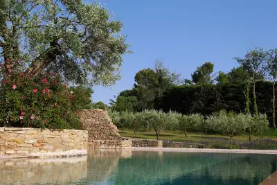 Image de Mas de village, partie d'une grande propriété plantée d'oliviers centenaires
