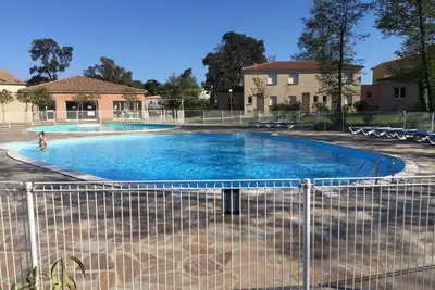 Image de Rez-de-jardin. 2 chambres séparées. 6 personnes. Piscine. Plage. Vue montagne