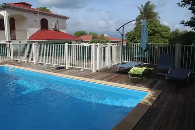Image de Fruit à Pain, 1 Ch, à Gosier avec piscine.