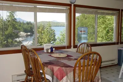 Image de Presque maison 1-Bdrm donnant sur la marina de Knudson Cove. Pêcheurs et familles bienvenus