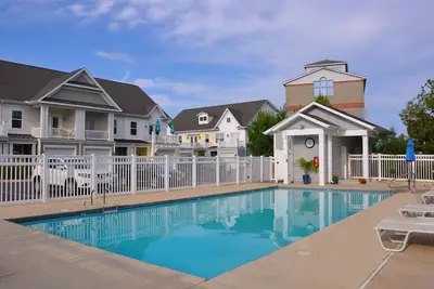 Image de Piscine Ouverte jusqu'à fin septembre! Belle maison de ville 3br-promenade facile à la plage et aux magasins!