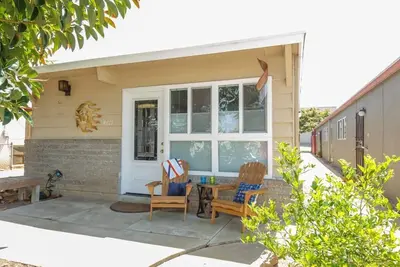 Image de Cottage de plage de 2 chambres avec tout le confort moderne - à pied des magasins et restaurants!