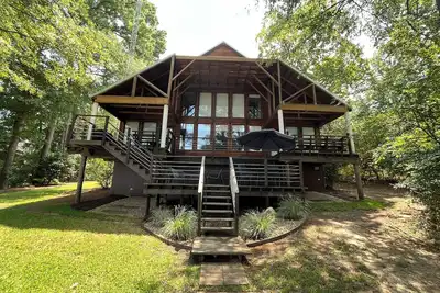 Image de Lakehouse moderne rustique sur le lac Palestine