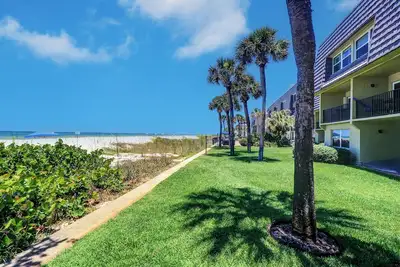Image de RÉCEMMENT RÉNOVÉ! ! Maison de ville Sur La Plage avec jacuzzi, réfrigérateur à vin et wet-bar!