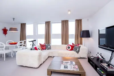 Image de Appartement de luxe en centre-ville avec vue directe sur l'océan