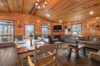 Presque Nouveau cabine w / cheminée. Près de la rivière Buffalo, Réservez dès maintenant!