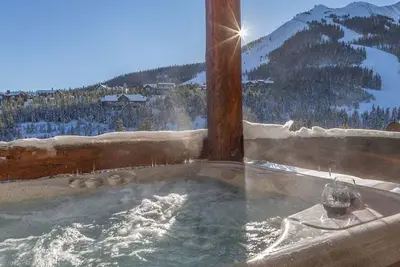 Image de Saddleridge Slopeside Retreat - Ski-in / Ski-out, bain à remous et service de navette en hiver!