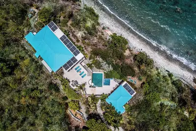 Image de Villa au bord de l'eau Ă couper le souffle de 4 chambres! Marchez jusqu'Ă la plage! Service de conciergerie 24/7!