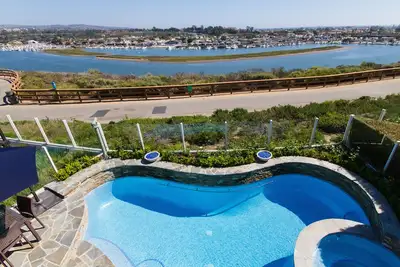 Image de Designer Celebrity fermé Voir maison avec toutes Tile Piscine d'eau salée