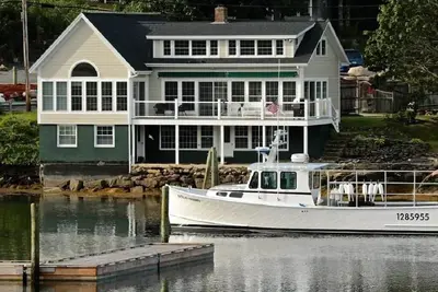 Image de Superbe maison rénovée au bord de l'eau, quai privé en eau profonde et Windows Galore!