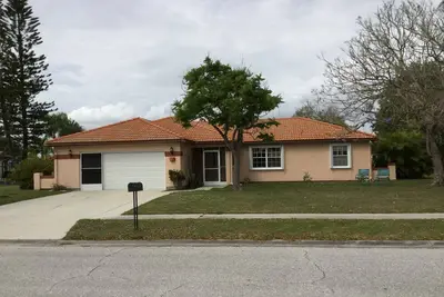 Image de Récemment rénové la maison vue sur le lac dans un quartier calme près de la plage