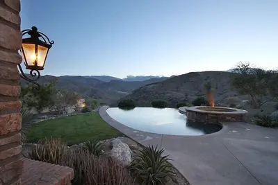 Spectacular Hill Top Compound avec une vue imprenable