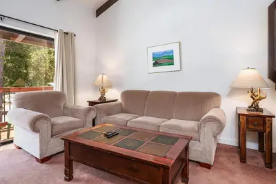Image de Loft Condo A202 a deux niveaux avec une pièce à aire ouverte (il n'y a pas de chambres)