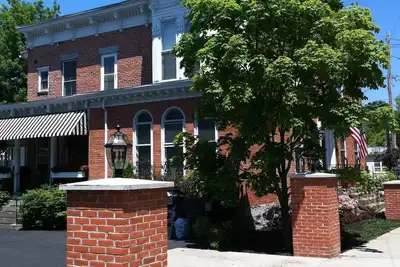 Image de Brick Victorian House in Central Downtown & Near Track