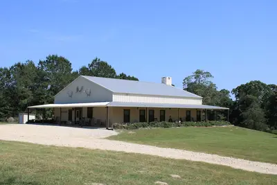 Image de Texas - Maison de rassemblement de style européen avec façade sur le lac, parfaite pour les groupes!