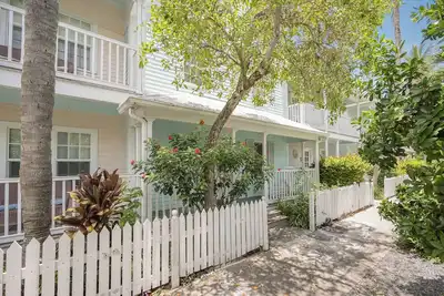 Image de Craig & Cindy Key West Truman Annex Shipyard Condo avec une terrasse au Mile Marker 0!