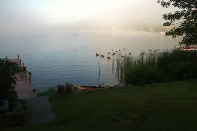 Image de grande maison d'ours sur le lac george