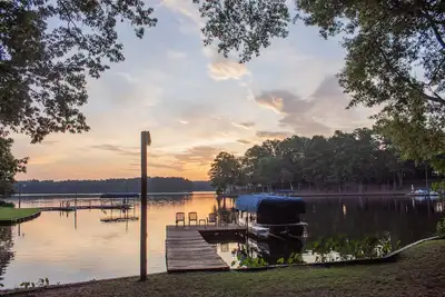Image de Cottage privé au bord du lac! Confortable, propre et ouvert! Super emplacement sur le lac Oconee!