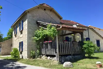 Gîte rural avec vue sur la piscine et le lac